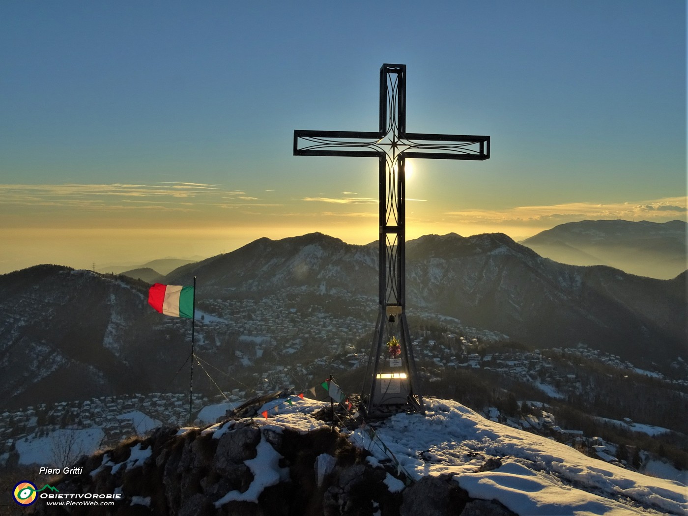 68 La bella croce posta da pochi anni a protezione altopiano Selvino-Aviatico ed oltre.JPG